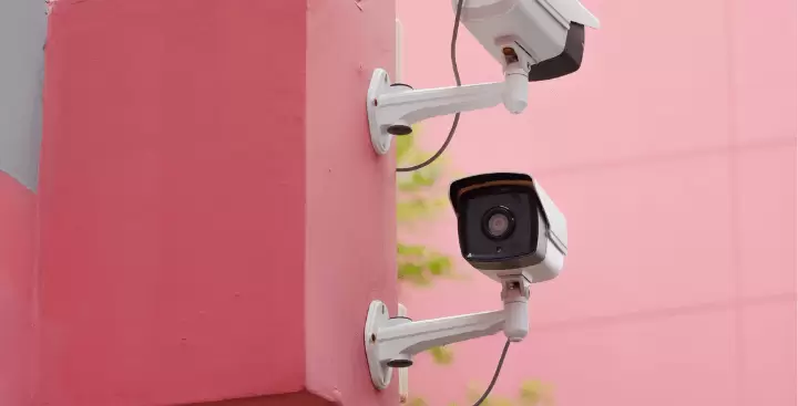 پایه و کاور دوربین مدار بسته چشمان بیدار آریا، بهترین انتخاب برای حفاظت از دوربین‌های شما و افزایش امنیت و دوام تجهیزات امنیتی شما.